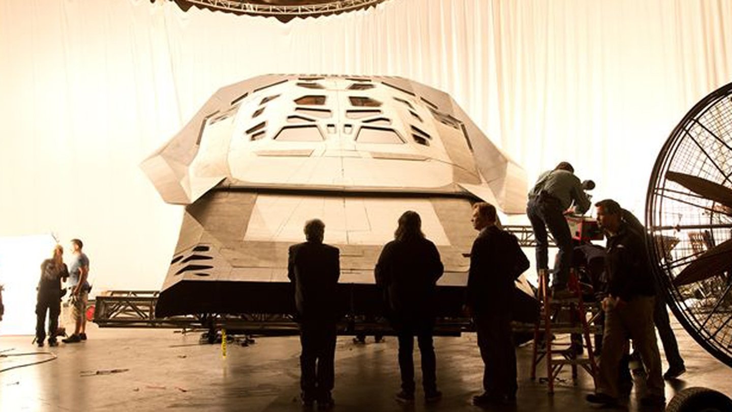 InterstellarNolan setzt auf Natürlichkeit in seinen Bildern – dazu gehört auch, dass das Shuttle tatsächlich gebaut und nicht mit reinen CGI-Werkzeugen errichtet wurde.