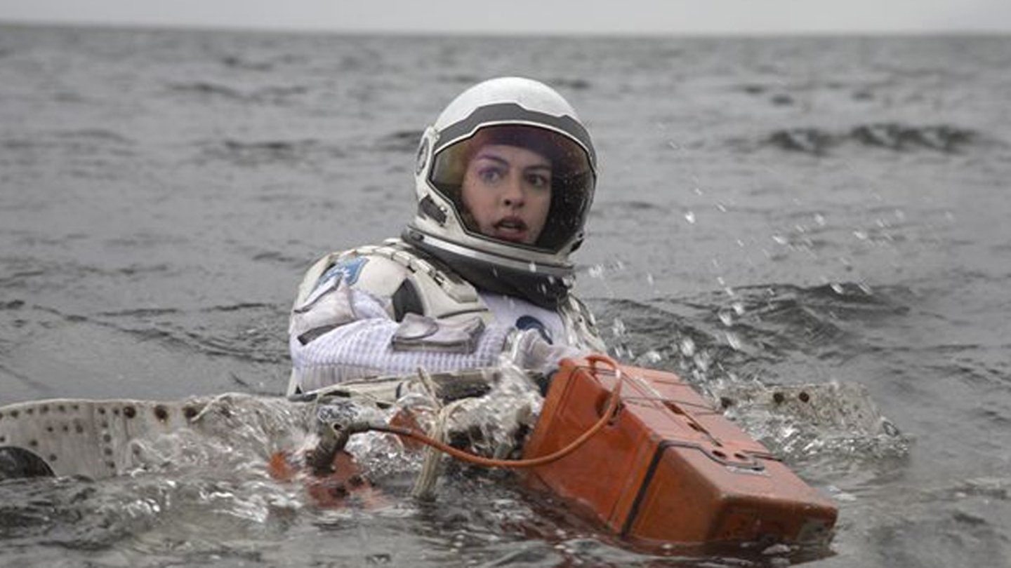 InterstellarAmelia Brand (Anne Hathaway) versucht den Flugschreiber eines Erforschungsraumschiffs zu bergen um an wichtige Informationen zu gelangen.