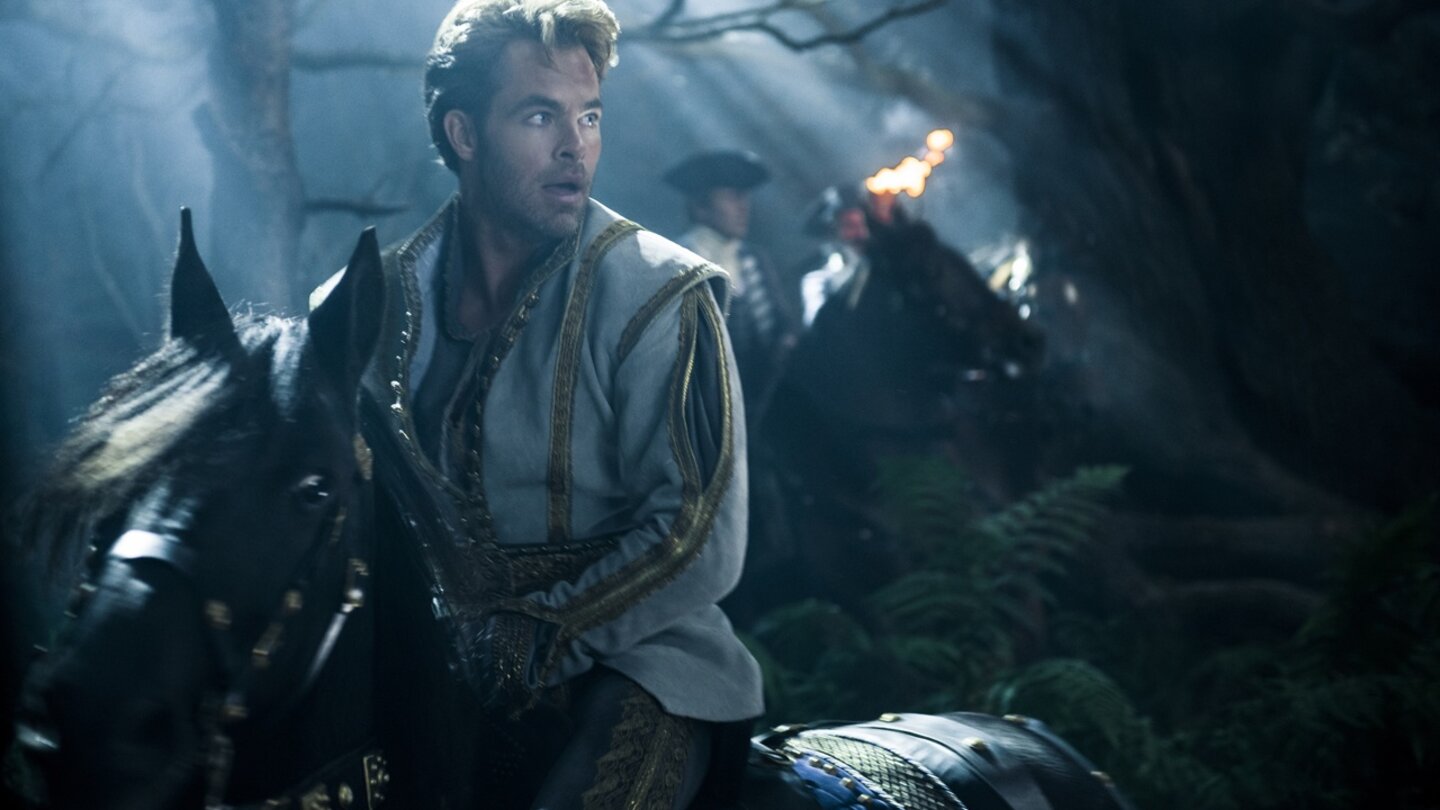 Into the WoodsWie geleckt reitet Cinderellas Prinz (Chris Pine) hoch zu Ross durch den Wald.