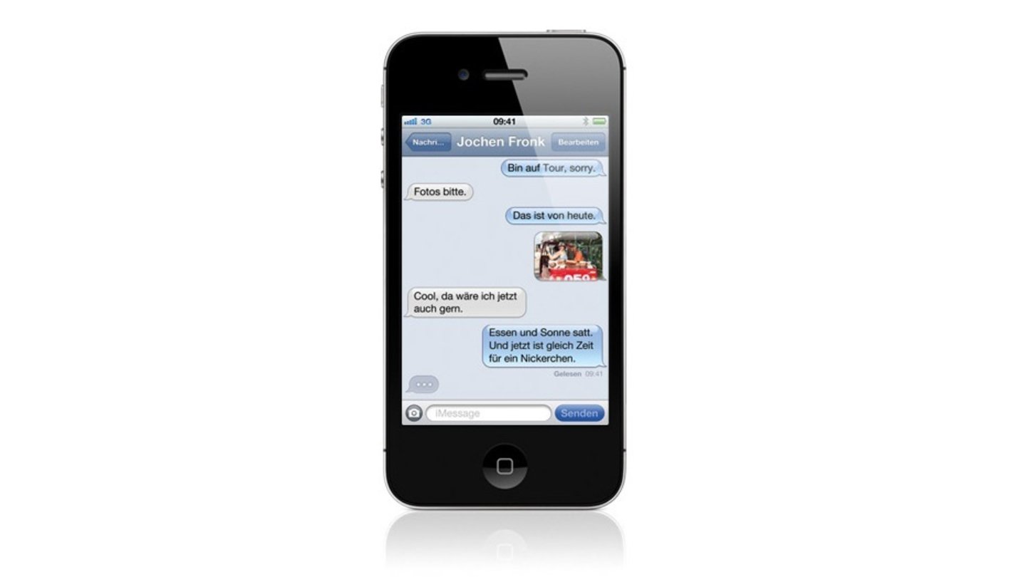 Apple iPhone 4S (2011)
Beim iPhone 4S betreibt Apple moderate Produktpflege im gleichen Design. Erstmals kommt ein Zweikernprozessor zum Einsatz. Auch neu ist die Spracheingabeassistentin »Siri«, die in Deutschland nur mit deutlichen Einschränkungen funktioniert. Gleichzeitig mit dem iPhone 4S erscheint eine neue Version des iOS- Betriebssystems, die unter anderem iCloud-Unterstützung mitbringt.