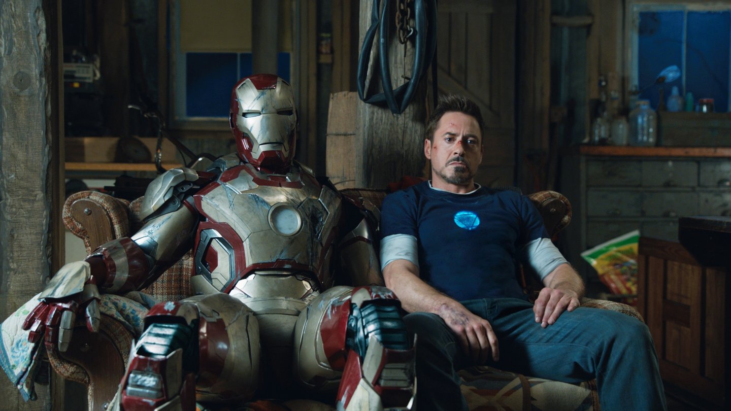 Platz 15: Iron Man 3 (2013)
1,215 Milliarden US-Dollar Einspielergebnis weltweit
Tony Stark alias Iron Man (Robert Downey Jr.) bekommt es in Marvels drittem Solo-Film mit einem Gegner zu tun, der keine Grenzen kennt. Dabei nimmt er ihm all das, was Stark am Herzen liegt. Der scheinbar geschlagene Held findet langsam wieder zu alter Form zurück und nimmt den Kampf seines Lebens an.