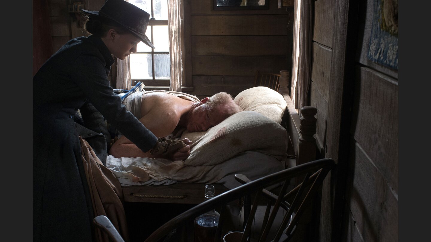 Jane Got A GunJane Hammond (Natalie Portman) versucht ihrem schwerverletzten Mann Bill »Ham«
Hammond (Noah Emmerich) Kraft zuzusprechen.