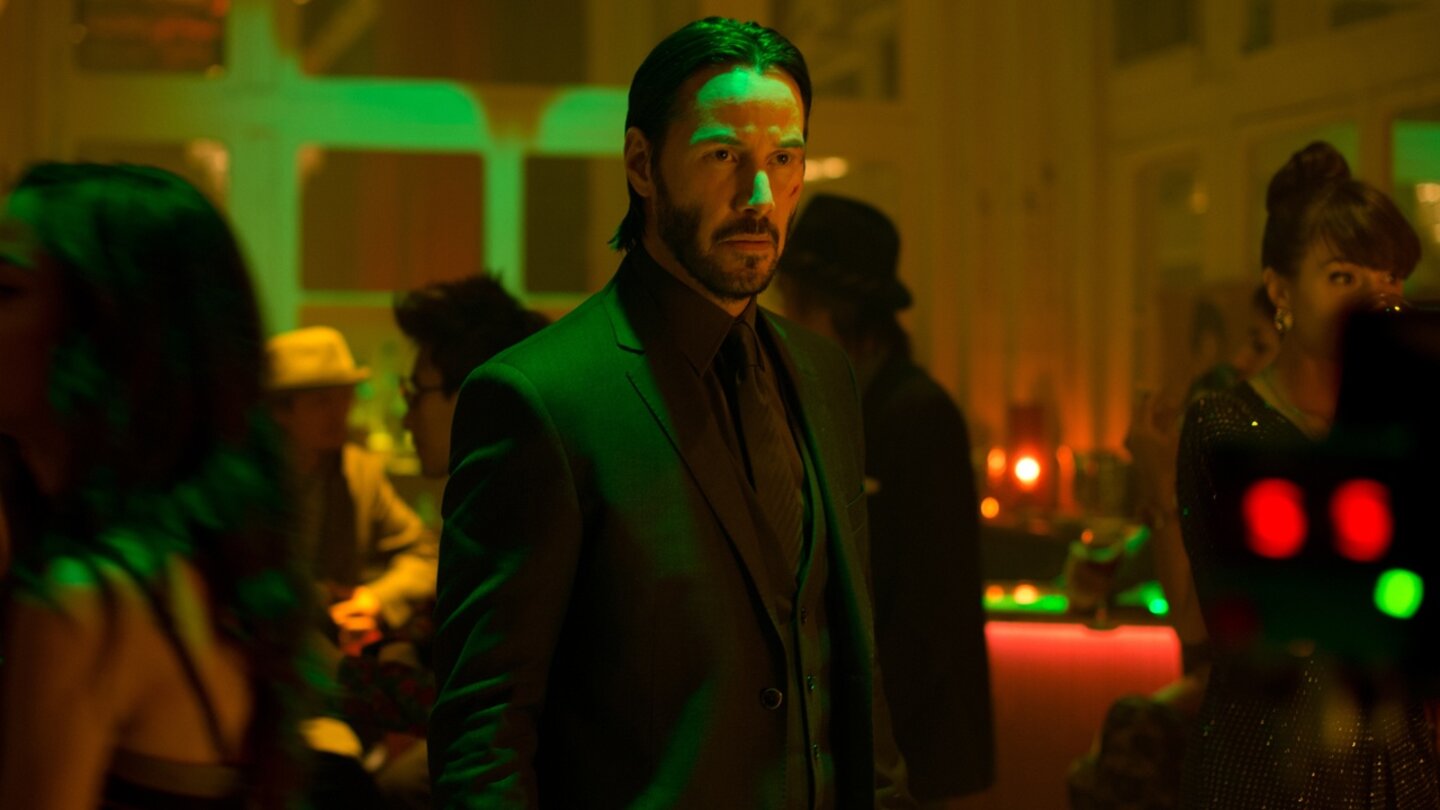 John WickWas bei oftmals Keanu Reeves als ausdruckslos bemängelt wird, wird hier zum Markenzeichen des Protagonisten: Emotionslose Abgeklärtheit.