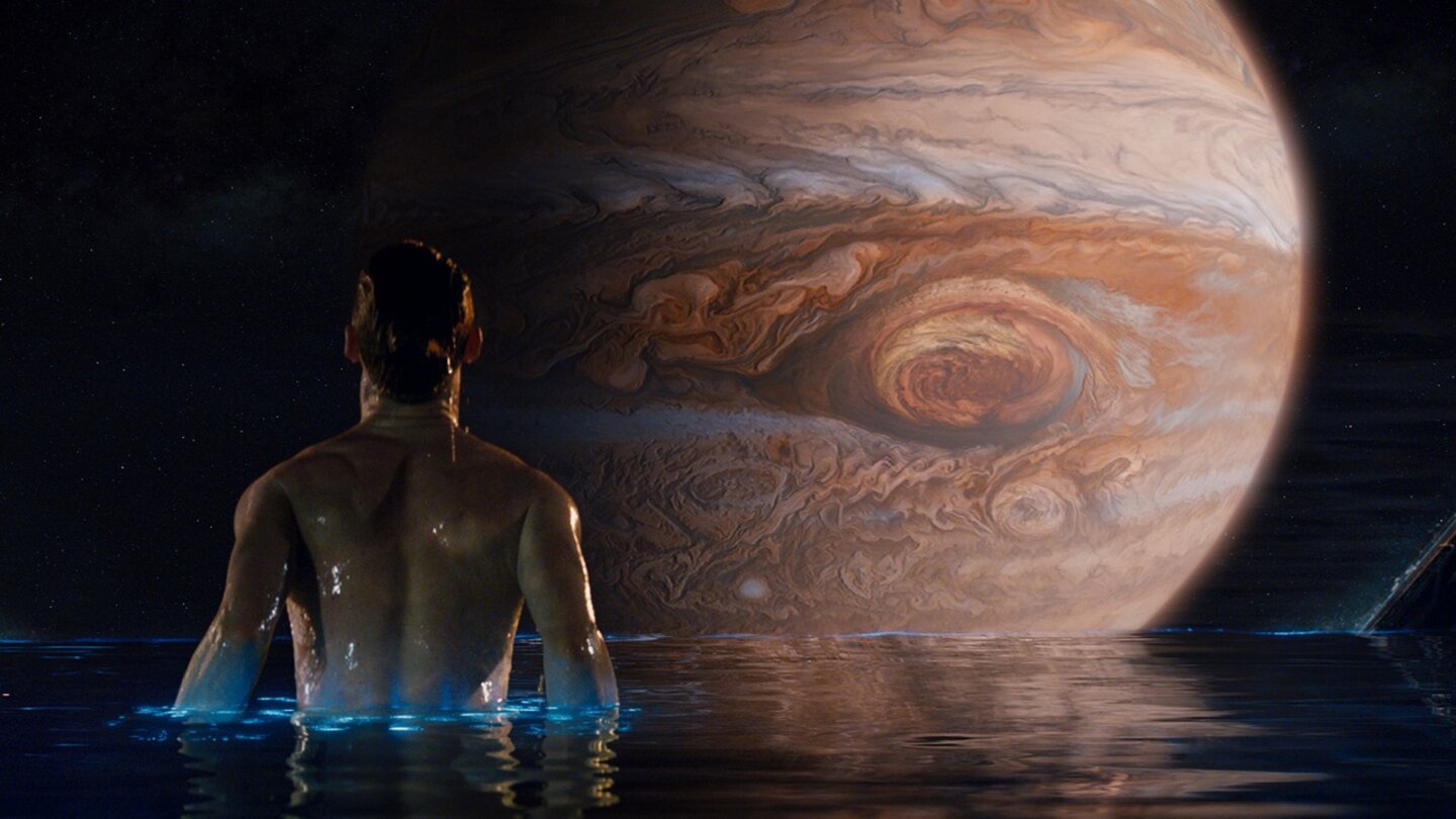 Jupiter AscendingBalem (Eddie Redmayne) hat den Pool mit der besten Aussicht – direkt auf seinen Heimatplaneten Jupiter.