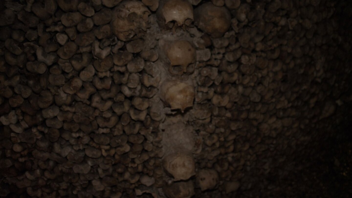 KatakombenSchädel und Knochen bieten in den Katakomben das ideale Setting für einen Horrorstreifen.