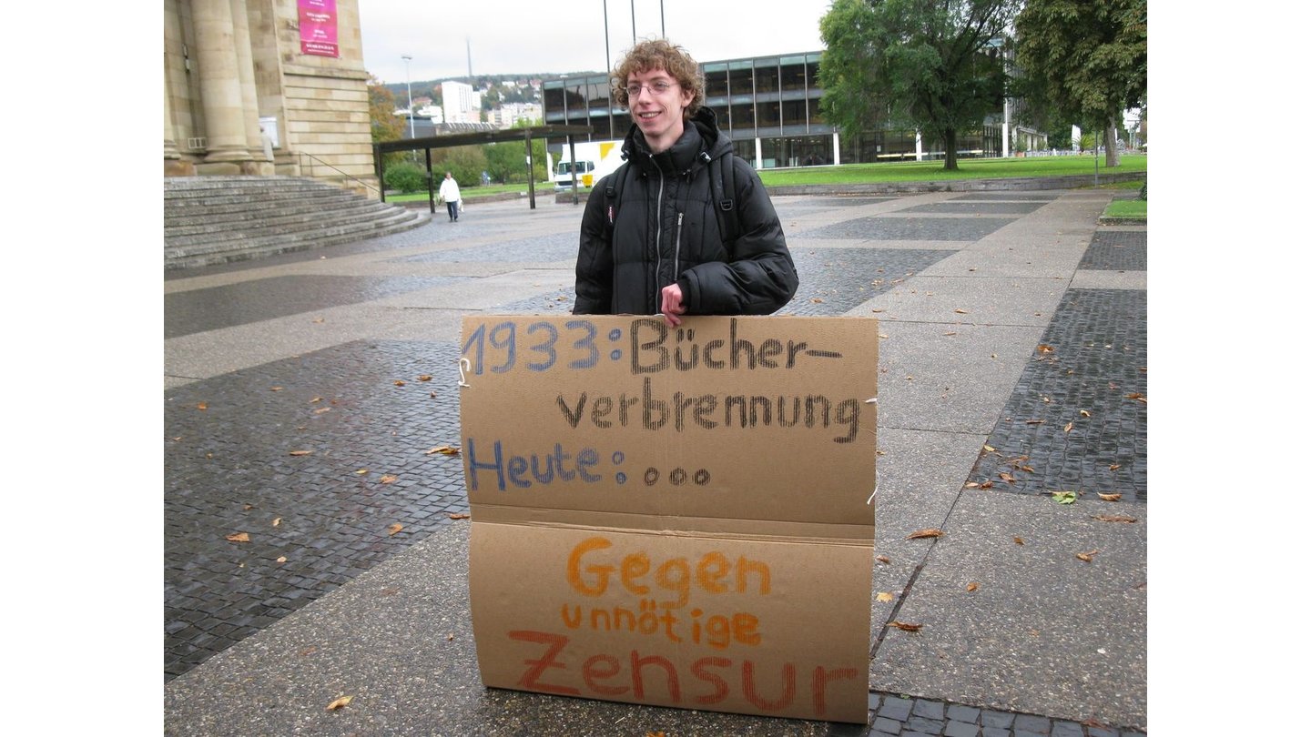 Der Stuttgarter Student Dennis Grunert demonstrierte still gegen Zensur.