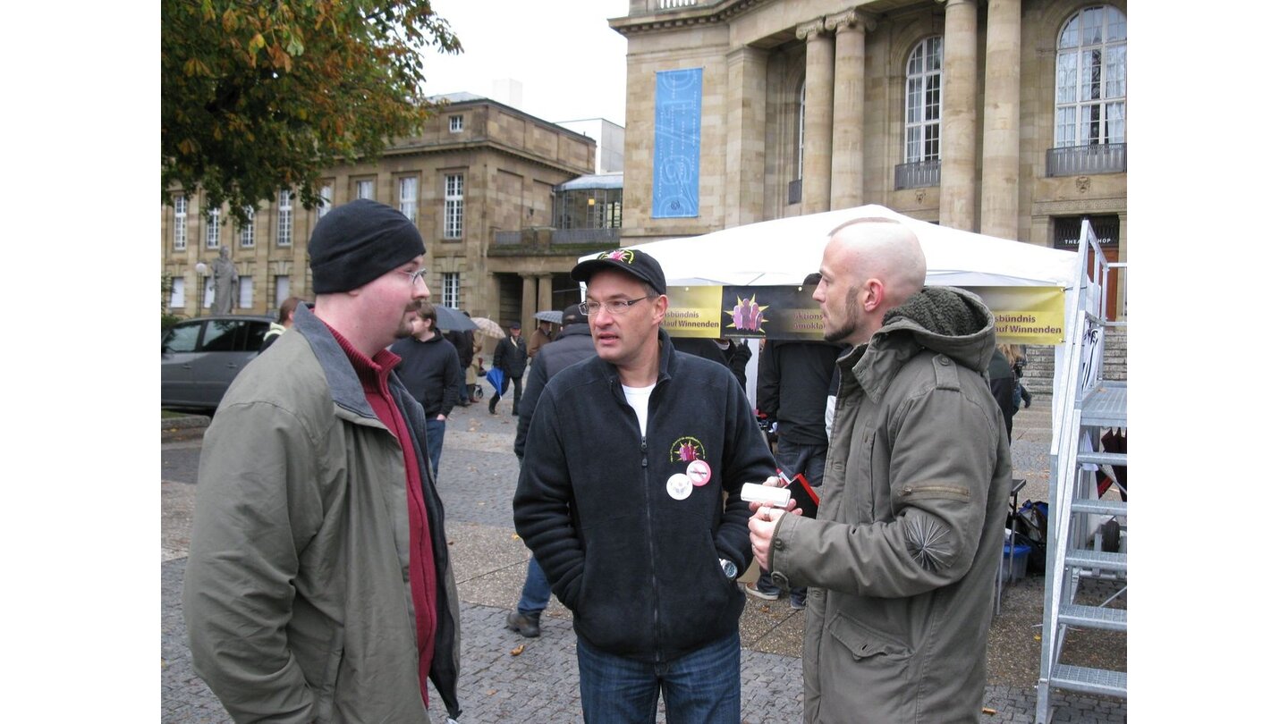 Diskussion: Spiele-Fan Sebastian Salveter (links), Dirk Bloksma vom AAW-Förderverein (Mitte) und GameStar-Mitarbeiter Harald Fränkel.