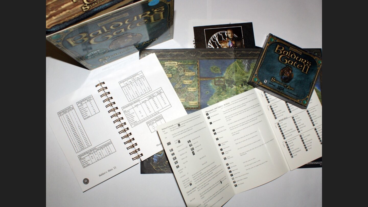 Landkarte, Regelwerk und Schnellübersicht. Wer wollte, konnte sich schon vor dem Spielstart in die D+D-Welt von Baldurs Gate 2 verlieren.