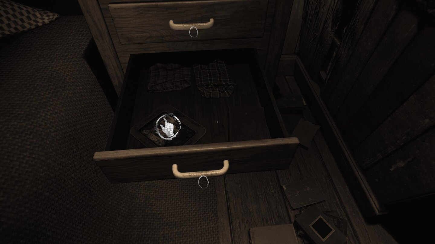 Wer aufmerksam erkundet, findet Sammelobjekte wie Dia-Fotos oder Audioaufnahmen.