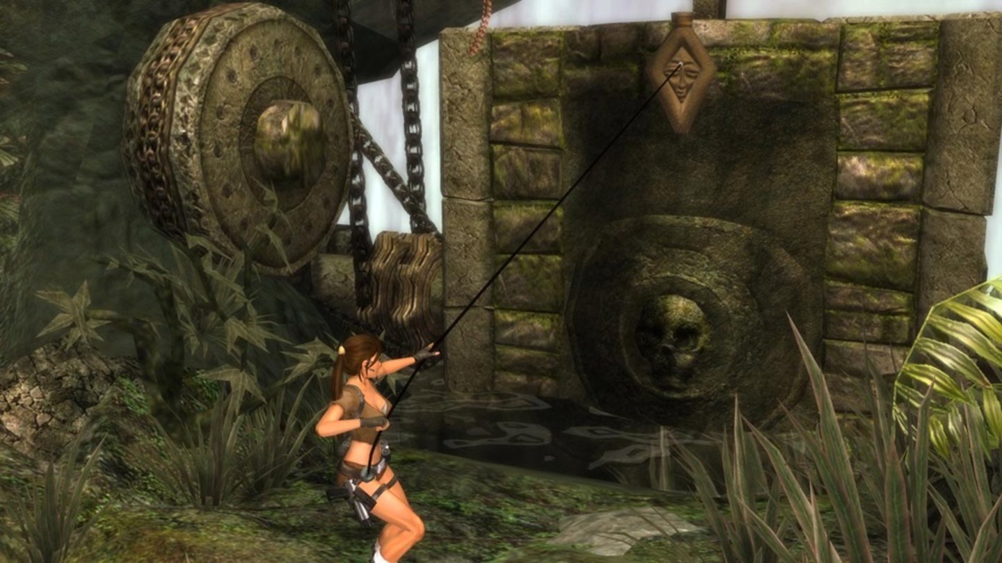 Tomb Raider: Legend (2006) Nach einigen Jahren Stille um die Serie wird 2006 Tomb Raider: Legend für alle Plattformen veröffentlicht. Durch die neue Legend-Engine macht die Serie grafisch einen großen Schritt nach vorne, das Spielkonzept selbst bleibt jedoch weitgehend unverändert. Mit dem Greifhaken bekommen wir jedoch ein neues Werkzeug, um neuartige Rätsel und Sprünge zu meistern. Lara Croft ist auf der Suche nach ihrer verschwundenen Mutter und deckt dabei das Geheimnis der sagenumwobenen Insel Avalon auf. Die Versionen für die verschiedenen Plattformen unterscheiden sich teilweise stark voneinander: für den PC und die Xbox 360 verschönern Next-Generation-Effekte das Spiel, während alle anderen Versionen grafisch weniger beeindrucken - dafür aber mehr Spielmodi und wählbare Outfits bieten. Auf der Xbox fehlt zudem durch einen Entwicklerfehler das gesamte Intro-Video. 2011 erscheint der Titel auch für die PlayStation 3.