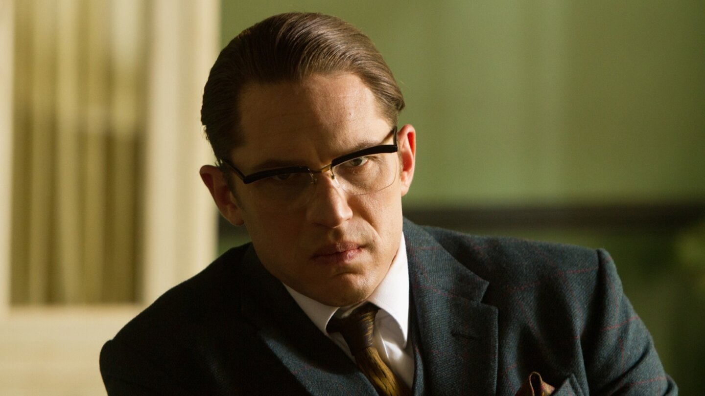 LegendDank Zahnprothese, Brille und finsterem Blick, verwandelt sich Tom Hardy vom stilsicheren Ronny in den unberechenbaren Reggie.