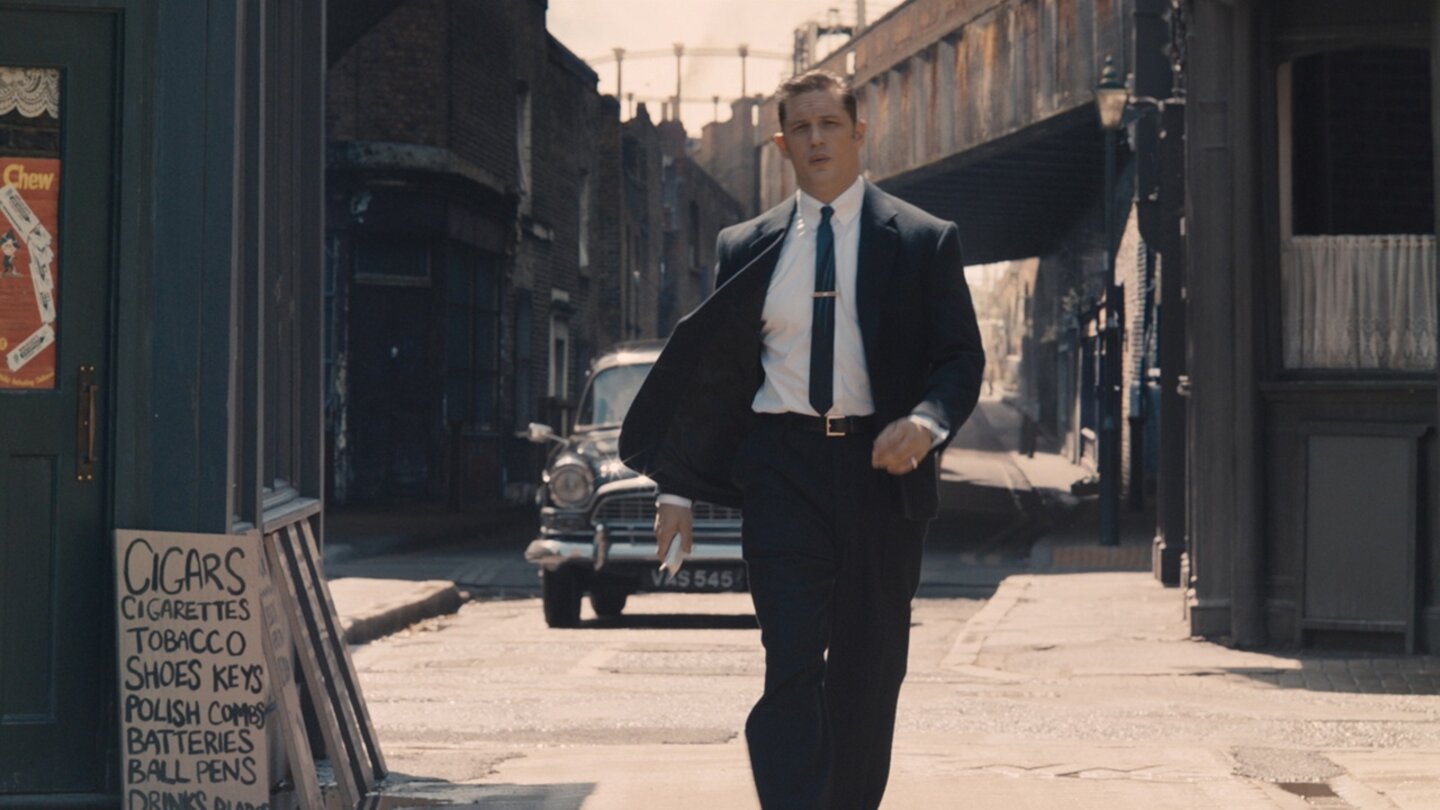 LegendEiner der Krays (Tom Hardy) versprüht immer und überall seinen Charme. Selbst wenn er vom MI5 verfolgt wird.