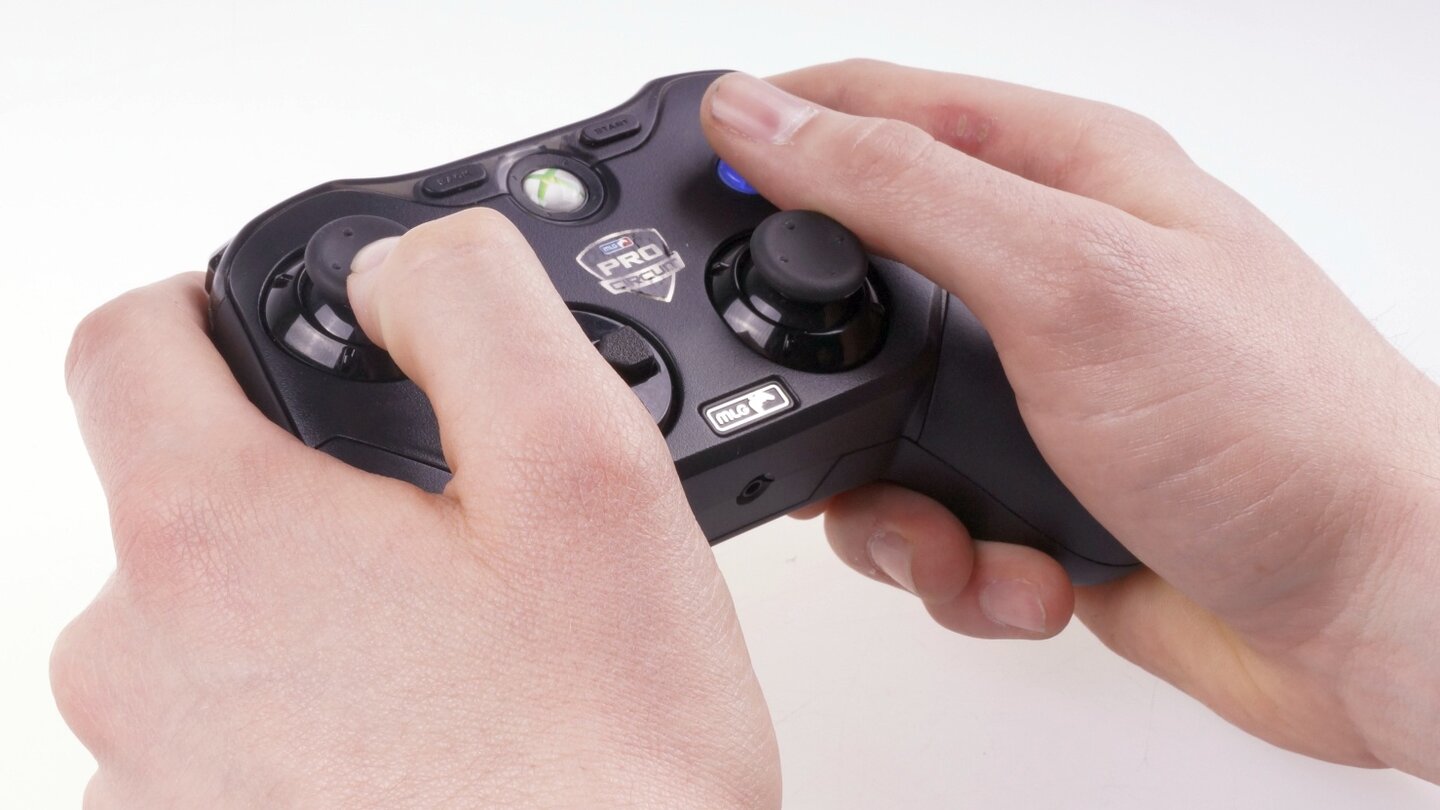 Das MLG Pro Circuit Gamepad liegt besonders in mittleren bis großen Händen sehr bequem.