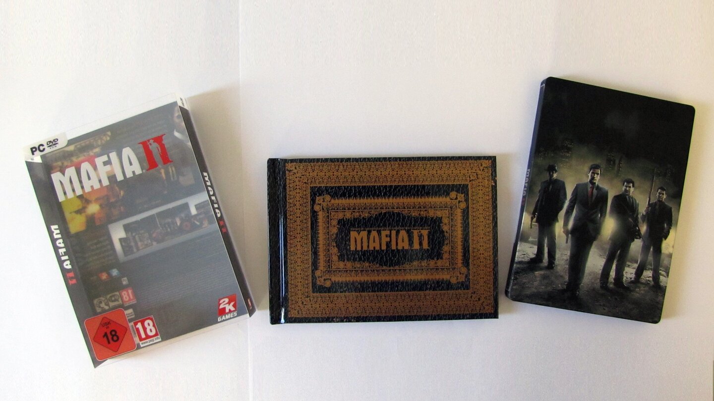 Die Collector's Edition von Mafia 2 ausgepacktIn der transparenten Hülle befindet sich neben dem Steelbook-Case noch ein 100-seitiges Hardcover-Buch mit Artworks.