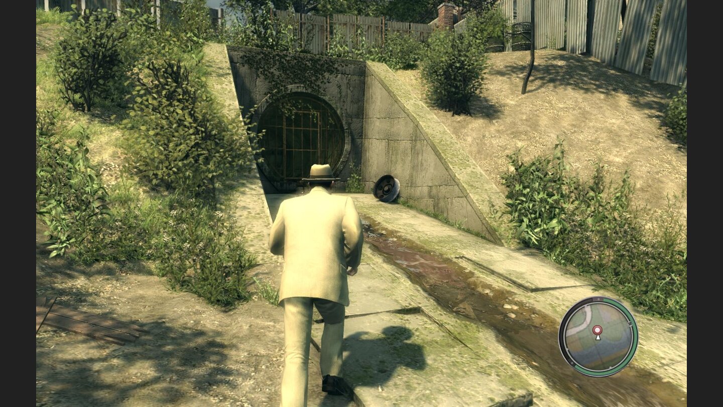 Balls und BeansDurch ein Loch im Zaun kommen Sie zum Eingang in die Kanalisation.