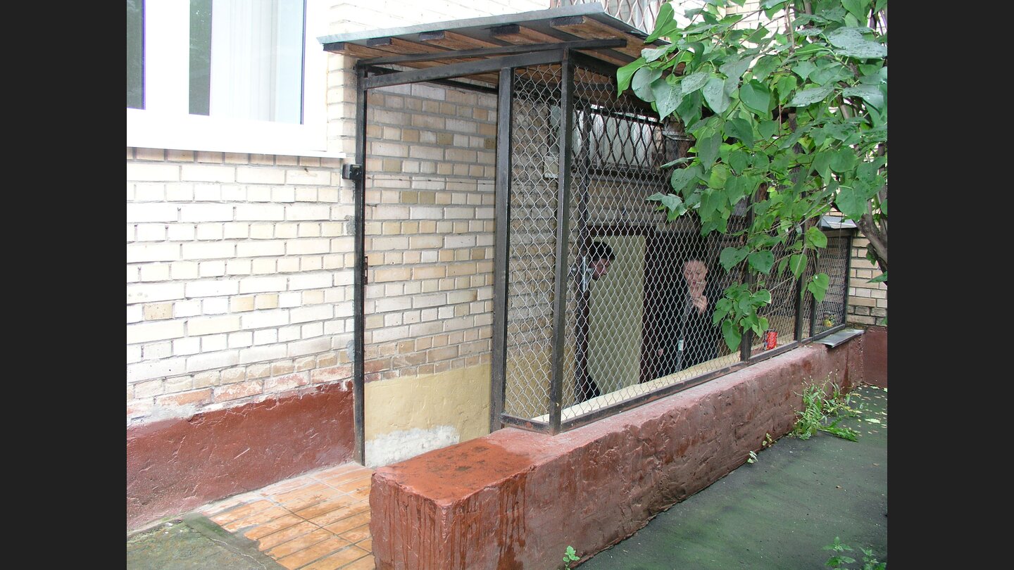 Hier gehts in den Plattenbau-Keller, in dem Icepick Lodge 2004 noch seine Büros hatte.