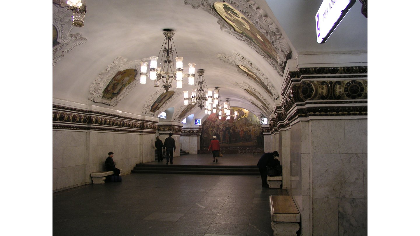 Das kennt man aus Metro 2033 - die hübsche Moskauer U-Bahn.