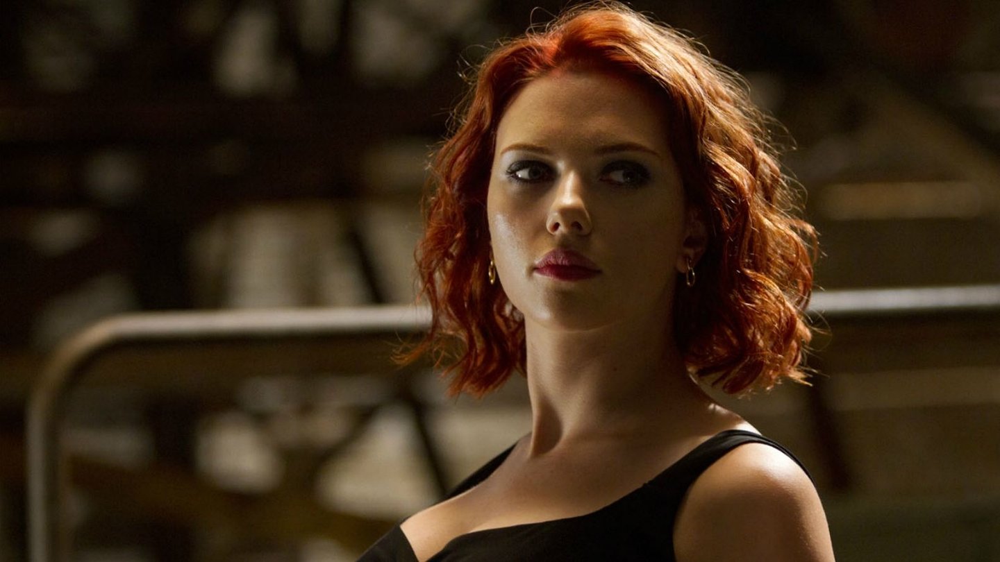 Marvel’s The AvengersBlack Widow (Scarlett Johansson) ist auch an einen Stuhl gefesselt noch hochgefährlich.