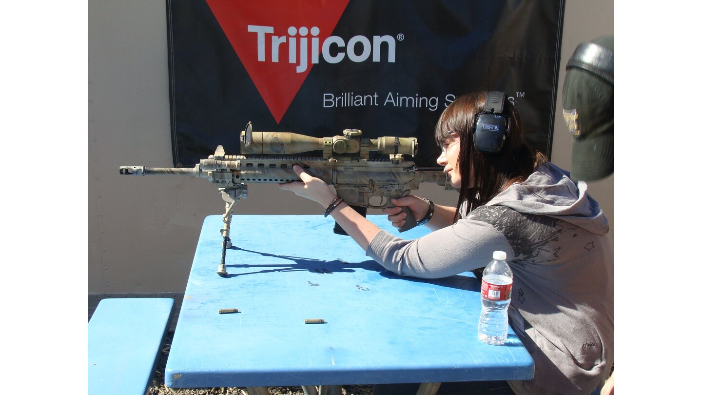 Medal of Honor: Warfighter - Event 2012Maxi mit Sniper-Rifle auf der Shooting-Range in LA: aus 360 Metern ins Schwarze - boom!