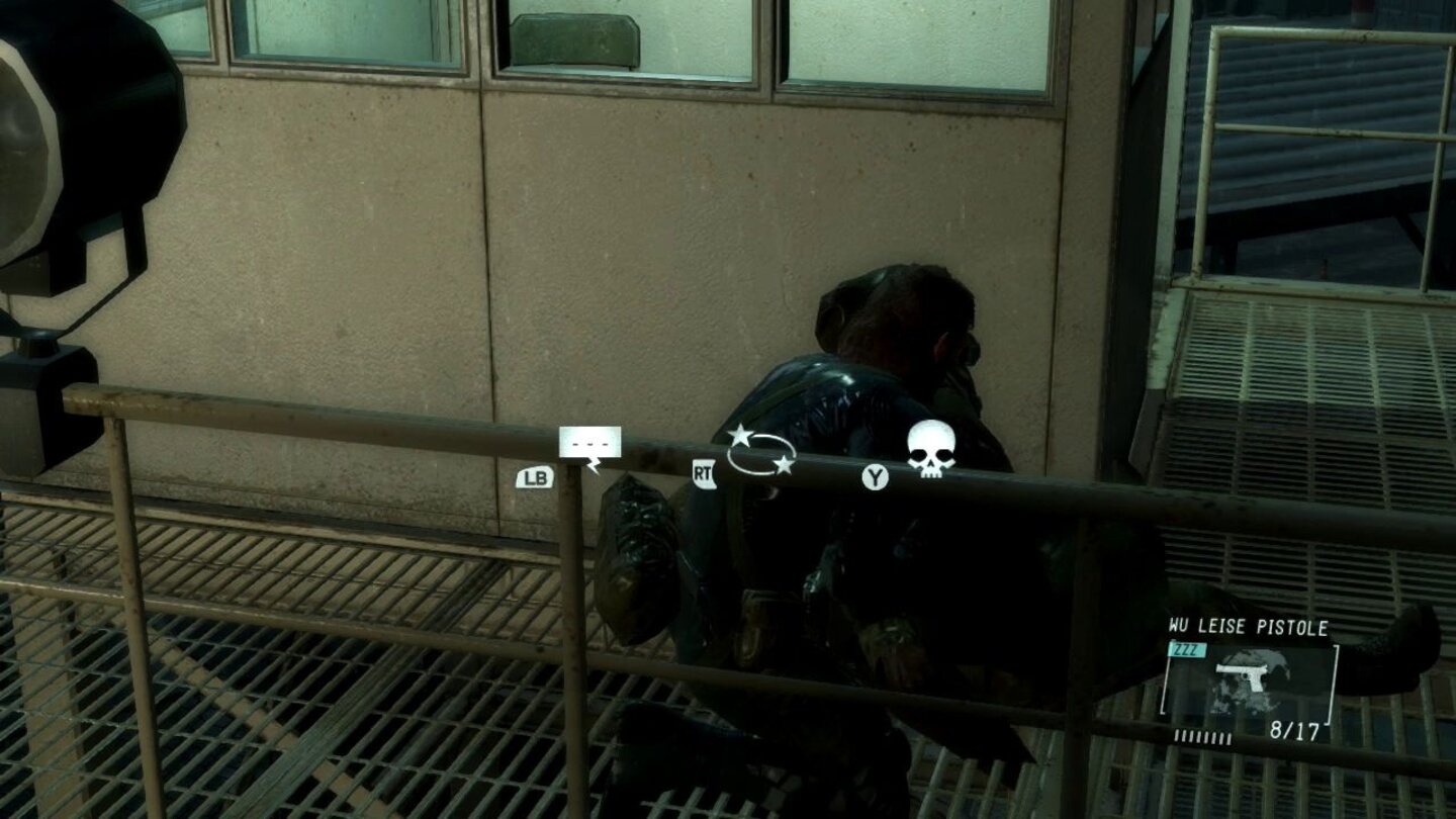 Metal Gear Solid 5: Ground ZeroesHaben wir einen Feind im Schwitzkasten, können wir ihn befragen, ausknocken oder töten.
