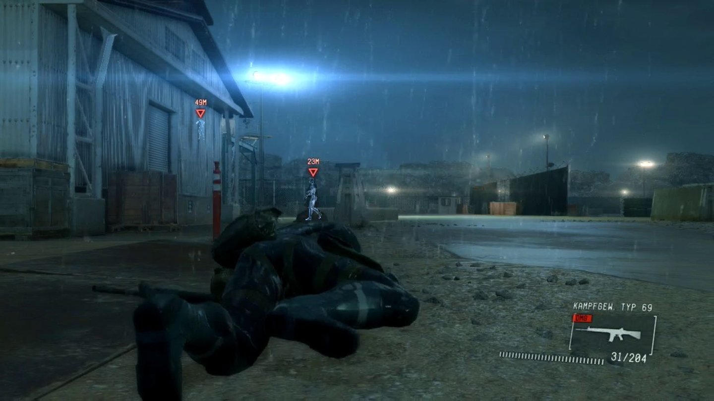 Metal Gear Solid 5: Ground ZeroesSnake kann wie in den Vorgängern aufrecht oder gebückt laufen, alternativ pirscht er sich kriechend an die Gegner heran.