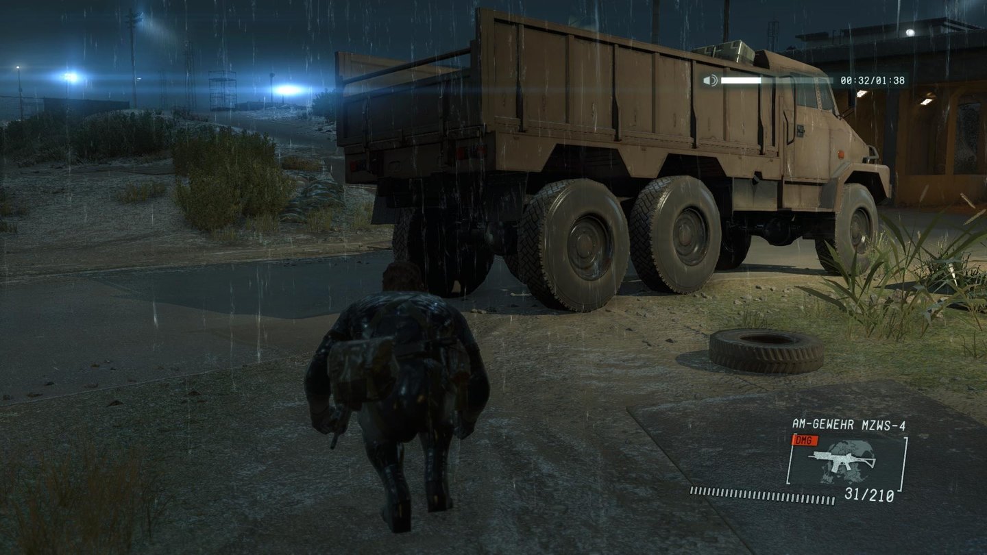 Metal Gear Solid 5: Ground ZeroesDieser LKW eignet sich prima als Mitfahrgelegenheit. Auf der Ladefläche können die Gegner Snake nicht sehen.