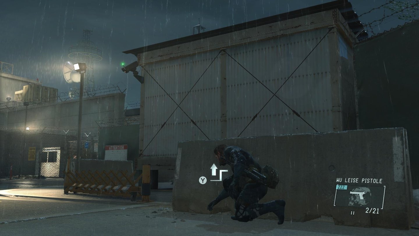 Metal Gear Solid 5: Ground ZeroesVideoüberwachung: An Kameras kann Snake im richtigen Moment vorbeihuschen, um nicht gesehen zu werden.
