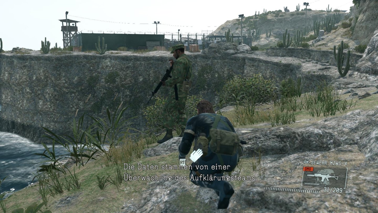Metal Gear Solid 5: Ground ZeroesDiesen unvorsichtigen Gesellen hier können wir mit etwas Geschick ausschalten und danach über die Klippe ins Meer werfen.