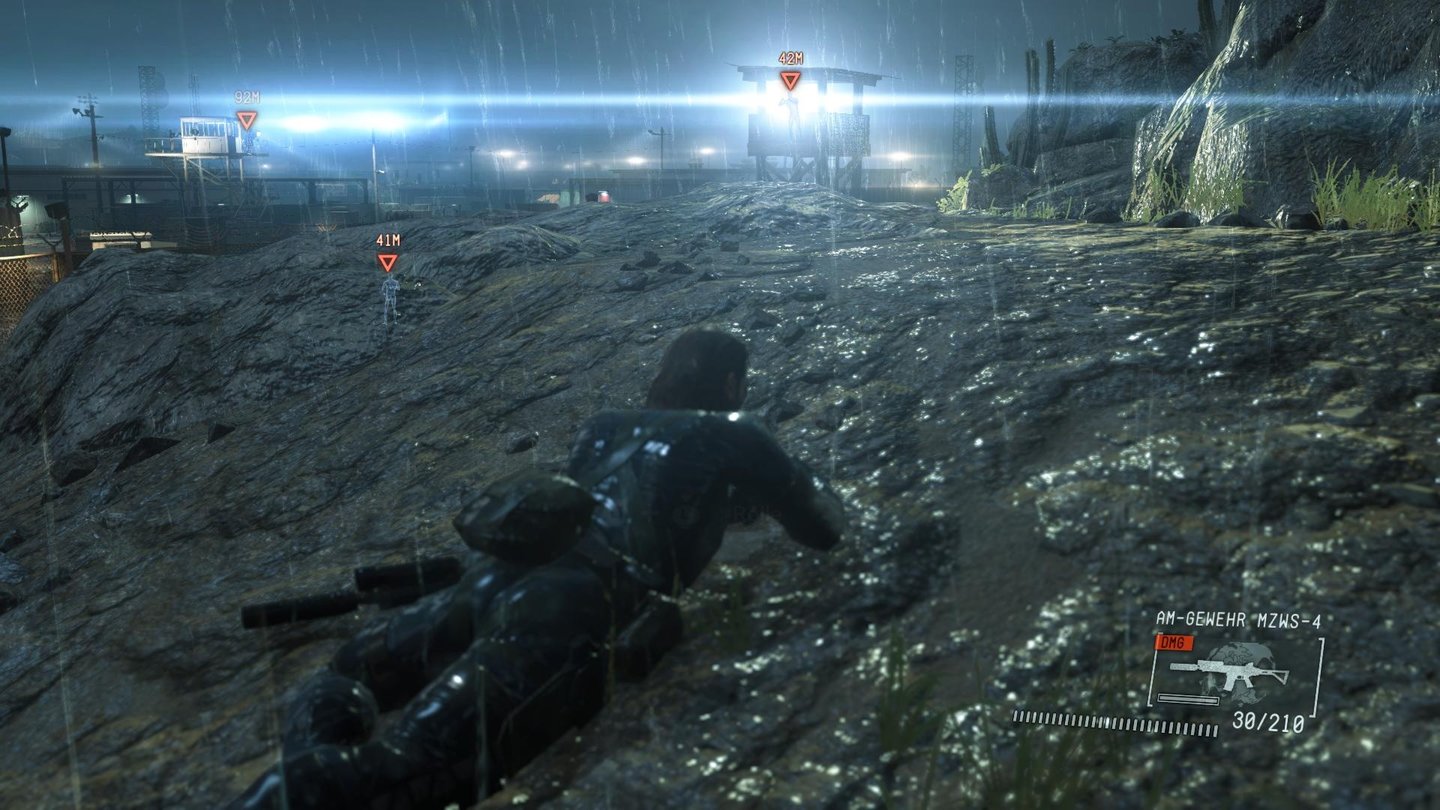 Metal Gear Solid 5: Ground ZeroesAuch wenn der Lichteffekt ganz schick ist: Suchscheinwerfern sollte Snake möglichst ausweichen, um nicht entdeckt zu werden.
