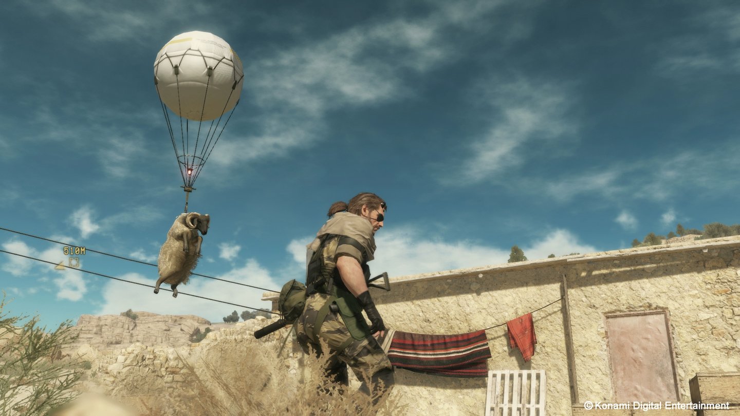 Metal Gear Solid 5: The Phantom PainBekanntes Gadget aus MGS: Peacewalker: Mit dem Fulton-Recovery-System bergen oder entführen wir Soldaten – oder Schafe.
