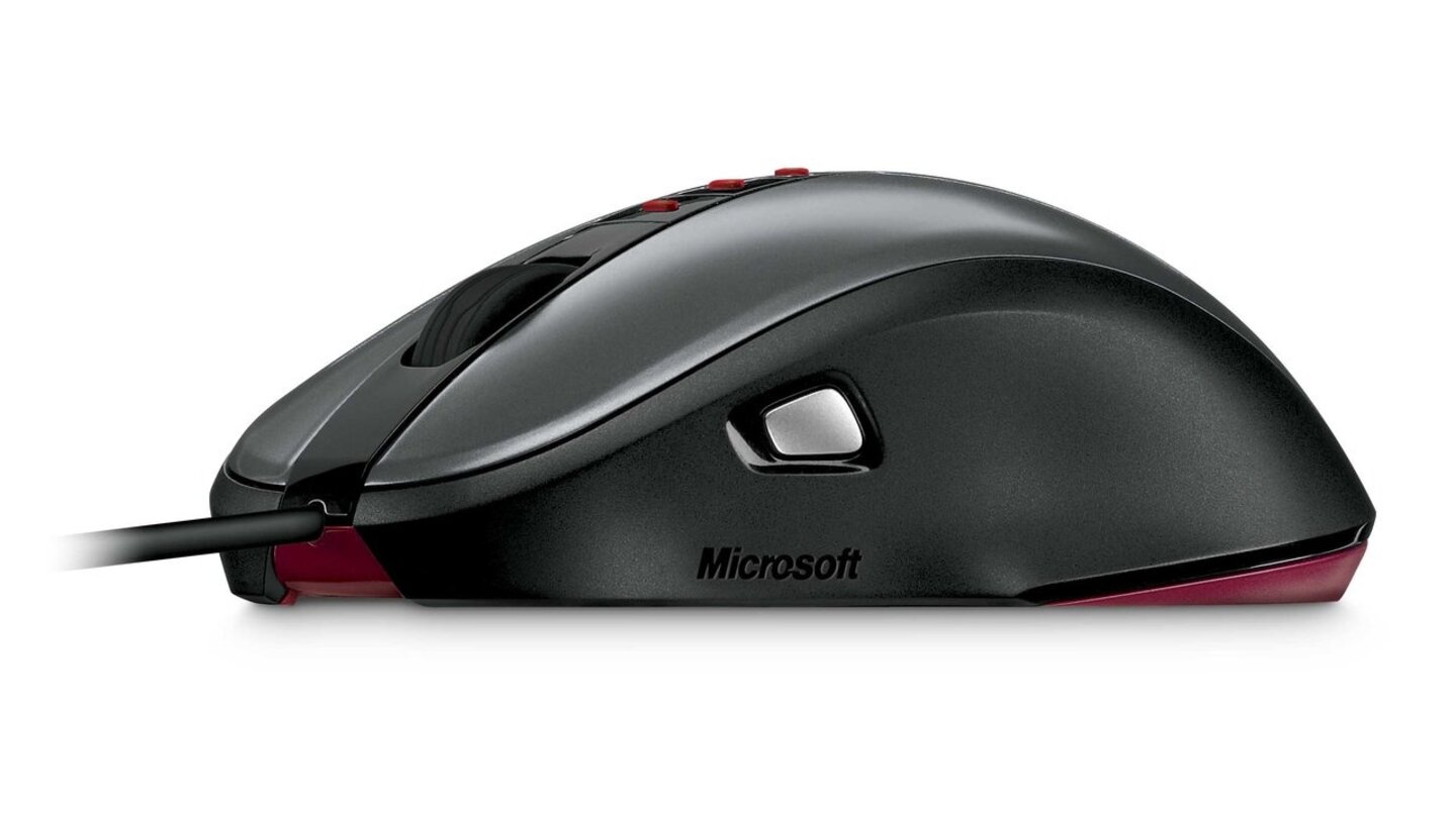 Die seitlichen Daumentasten platziert Microsoft zu weit vorne. Um die Tasten bequem zu betätigen müssen Sie jedes Mal die Hand von der Maus lösen.