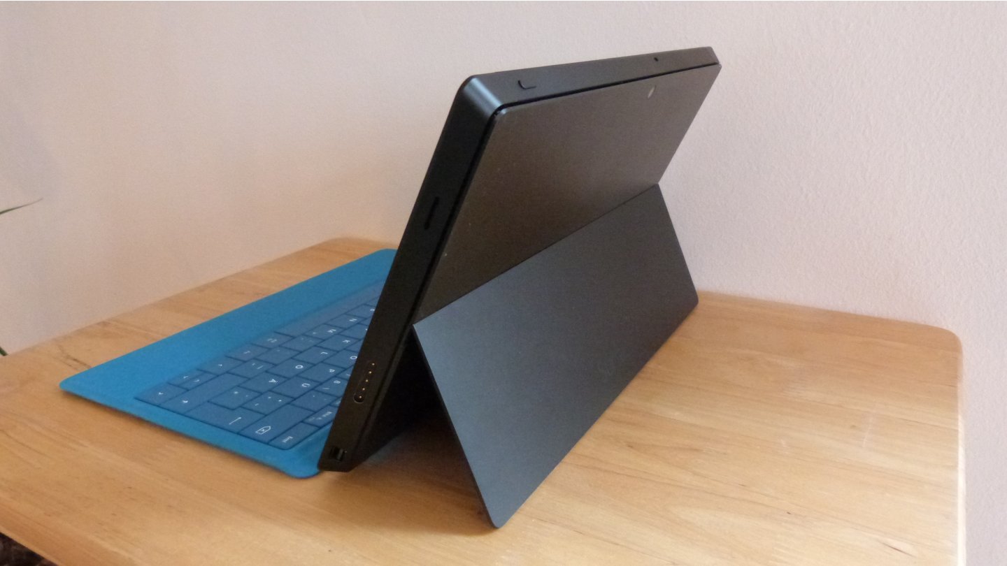 Microsoft Surface Pro 2 - Schräg von hinten mit Cover