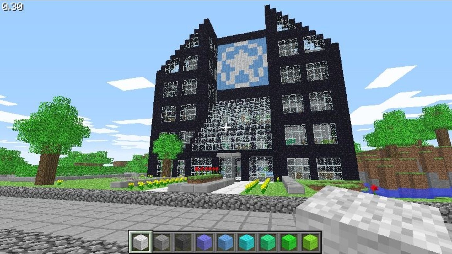 Minecraft - Interaktiv-WettbewerbMaurice Buchsein setzt auf viel Glas und schafft so lichtdurchflutete Redaktionsbüros. Das GameStar-Logo thront in der Gebäudemitte.