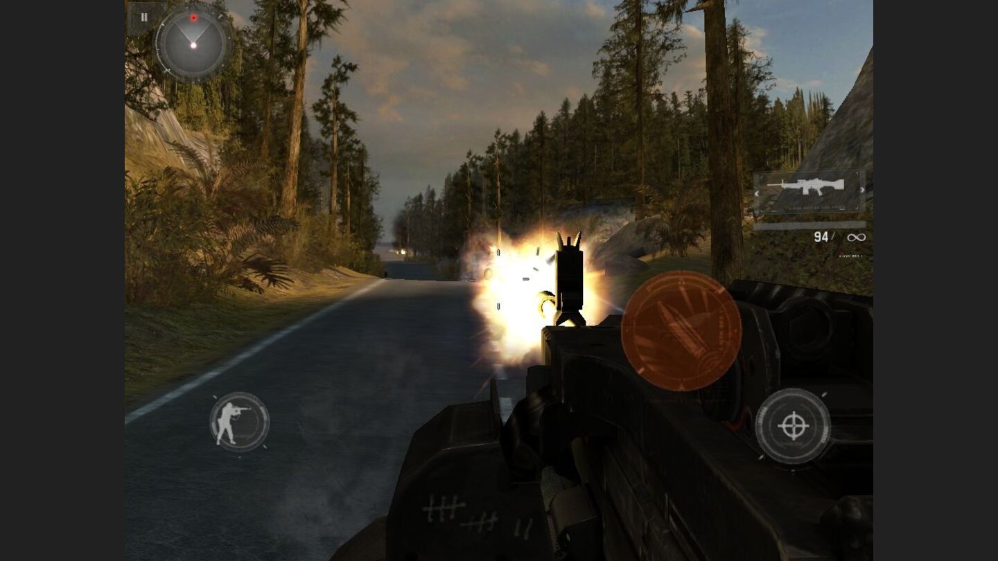 Modern Combat 3: Fallen Nation Die dritte Inkarnation von Gamelofts Erfolgsreihe hat ohne Zweifel das iOS-Ego-Shooter-Genre auf ein neues Technik-Niveau gehievt. Die Vereinigten Staaten von Amerika werden Ziel eines gewaltigen Terroranschlags, der die Ausmaße einer Invasion annimmt. Selbstverständlich wird auf diesen brutalen Akt kompromisslos geantwortet und eine Spezialtruppe auf die Rädelsführer angesetzt. Der Spieler übernimmt in einem Großteil der 13 Levels die Identität des US-Soldaten Walker. Die Einzelspielerkampagne ist mit fünf Stunden Umfang aktuellen Konsolentiteln durchaus ebenbürtig und sehr rasant inszeniert. Man begibt sich auf Schleichmissionen gegen finstere Scharfschützen, zerlegt mit einer Mini-Gun aus einem Hubschrauber heraus feindliche Stellungen oder unterstützt mit den mächtigen Bordkanonen einer AC-130 eine nächtliche Säuberungsaktion - spielerische Abwechslung wird groß geschrieben bei Modern Combat 3. Der schöne Online-Multiplayer rundet das Grafik- und Soundspektakel gelungen ab. Unsere Wertung: 85% - +raquo; Test zu Modern Combat 3: Fallen Nation lesen
