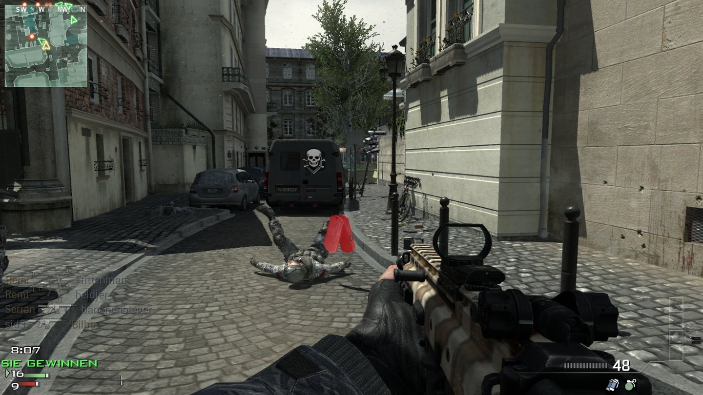 Call of Duty: Modern Warfare 3 - MultiplayerFrisch vor unserer Nase gestorben, der Teamkamerad. Und schon ploppt die rote Hundemarke auf, die wir uns im Spielmodus »Abschuss bestätigt« schnappen können, um den Gegnern einen Punkt zu verweigern.