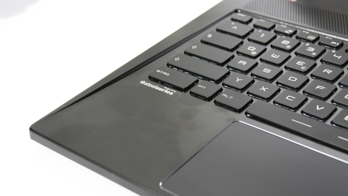 Die Tastatur stammt laut Logo von Steelseries, Präzision und Druckpunkte überzeugen im Test.