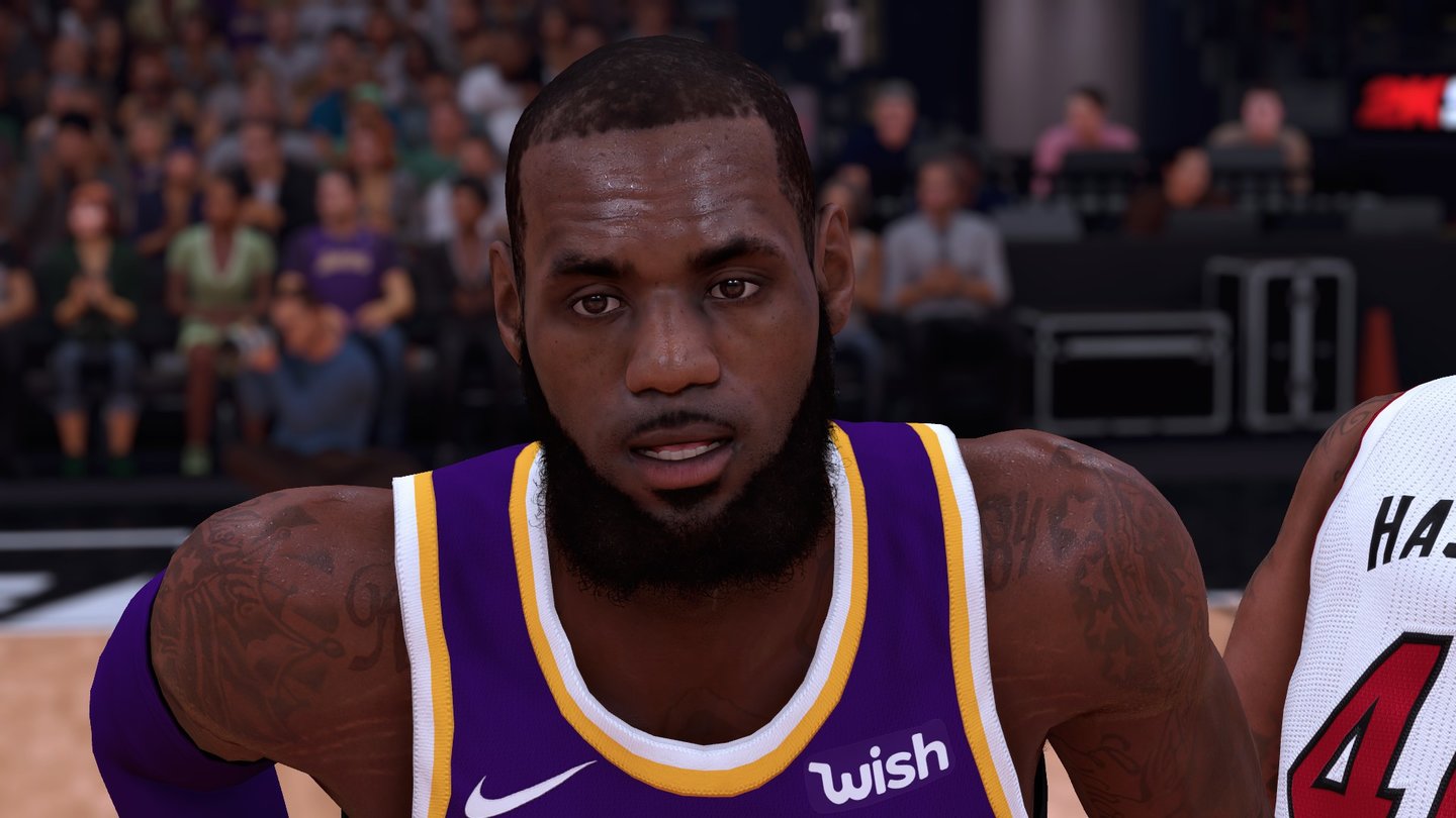 NBA 2K19Die Spielergesichter sehen wieder fantastisch aus. In LeBron James Gesicht erkennt man sogar die Barthärchen und Schweißperlen.