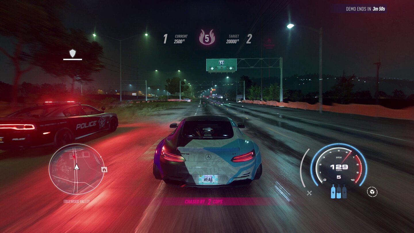 Need for Speed HeatWir geben Vollgas in einem hochgezüchteten Sportwagen und werden trotzdem von der Polizei überholt, obwohl diese sogar abseits der Strecke fährt.