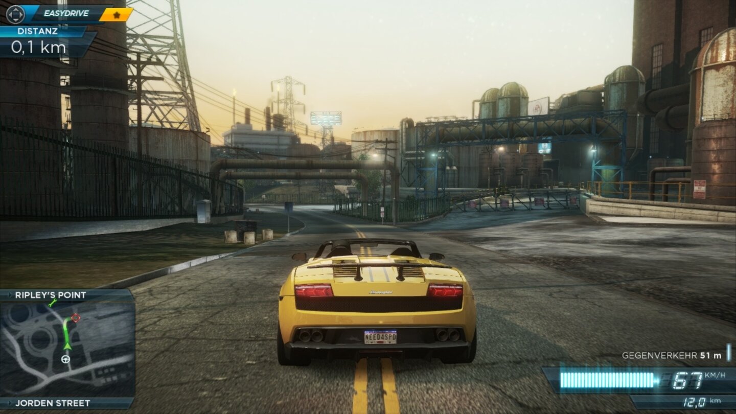 Need for Speed: Most Wanted (PC)Das frei befahrbare Fairhaven ist wunderbar abwechslungsreich. Hier brausen wir gerade durch Industrieanlagen mit Ruhrpott-Charme.
