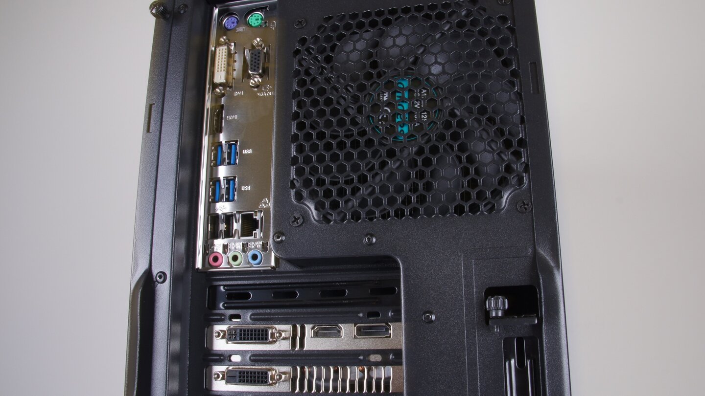 Auf der Rückseite sind die Anschlüsse des Mainboards und der Grafikkarte zu finden, alle wichtigen Verbindungen wie USB 3.0, Audio-Ports, DVI oder HDMI sind hier vertreten.