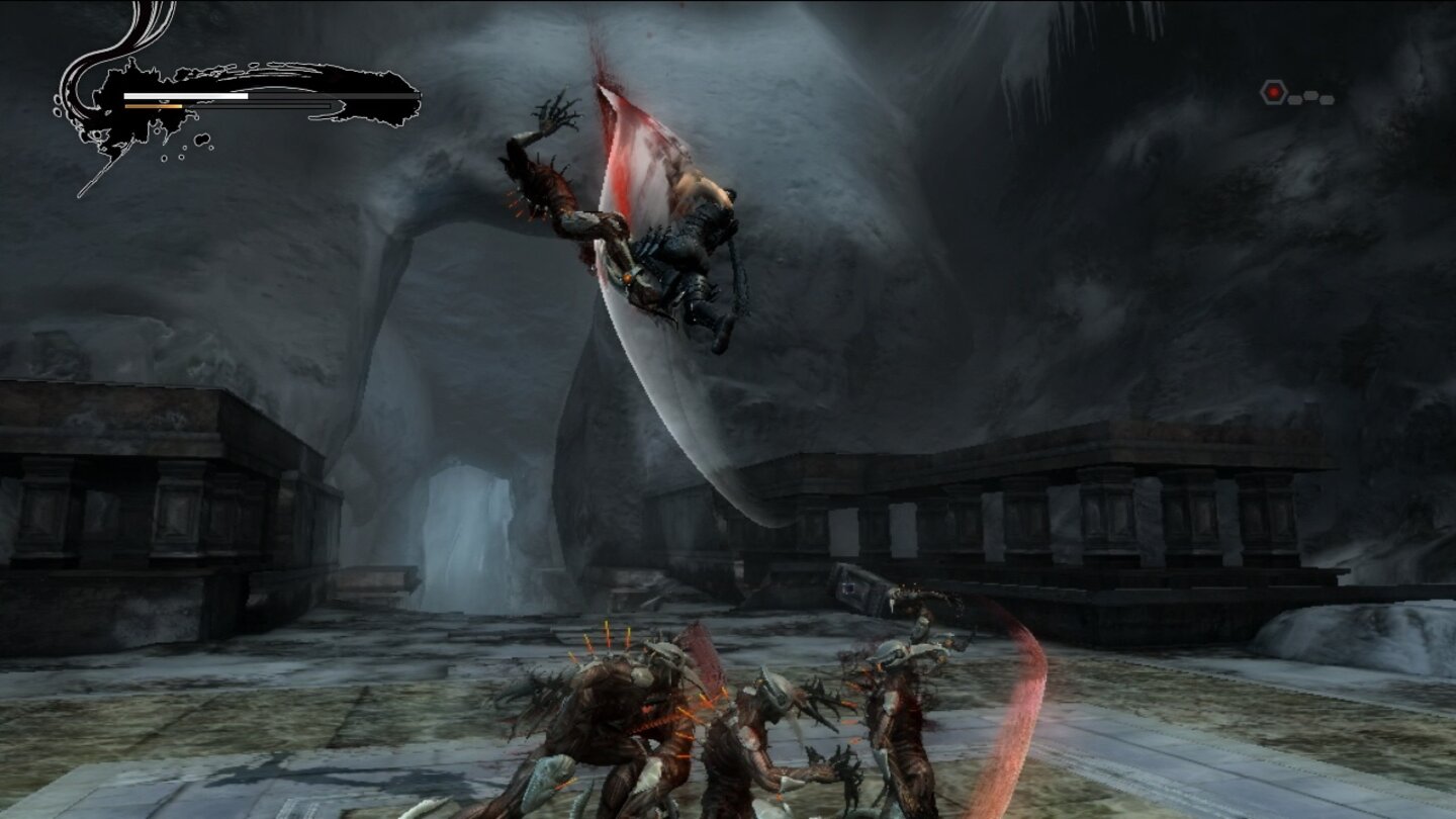 Ninja Gaiden 3Drückt ihr die richtige Tastenkombination, verlagert Hayabusa den Kampf kurzzeitig in die Luft.