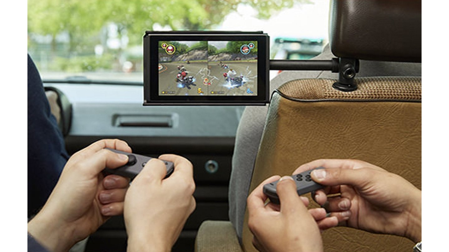 Nintendo Switch (Nintento NX)Mit einer Halterung kann die Nitnendo Switch auch im Auto angebracht werden. Die Joy-Cons können wie die WiiMotes der Wii quer gehalten werden, um zu spielen.