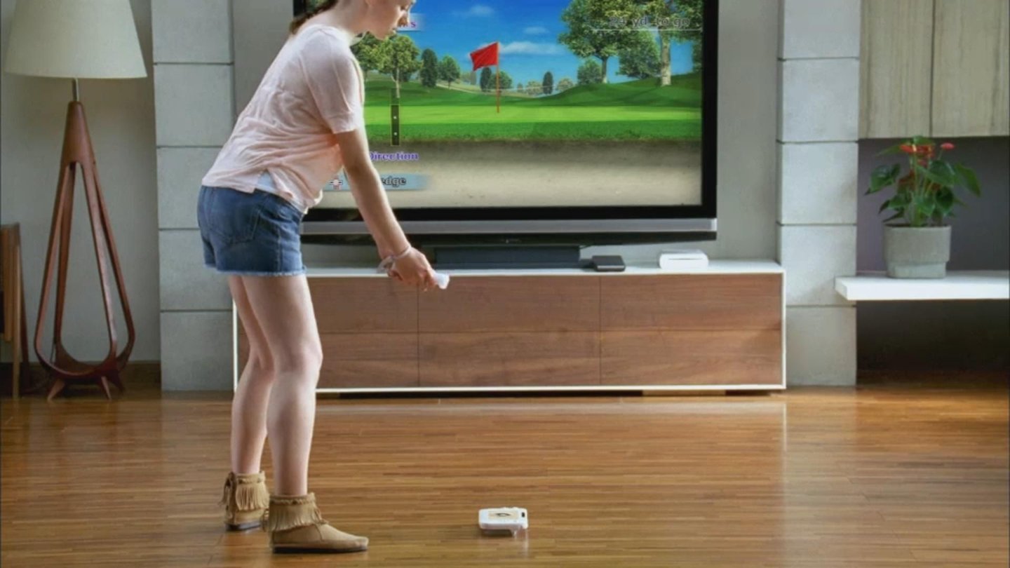 Nintendo Wii UWii U ist mit der Wii Mote kompatibel und erkennt die Schwungbewegung des Spielers. Das Wii U-Pad muss hier als Golf-Tee herhalten.