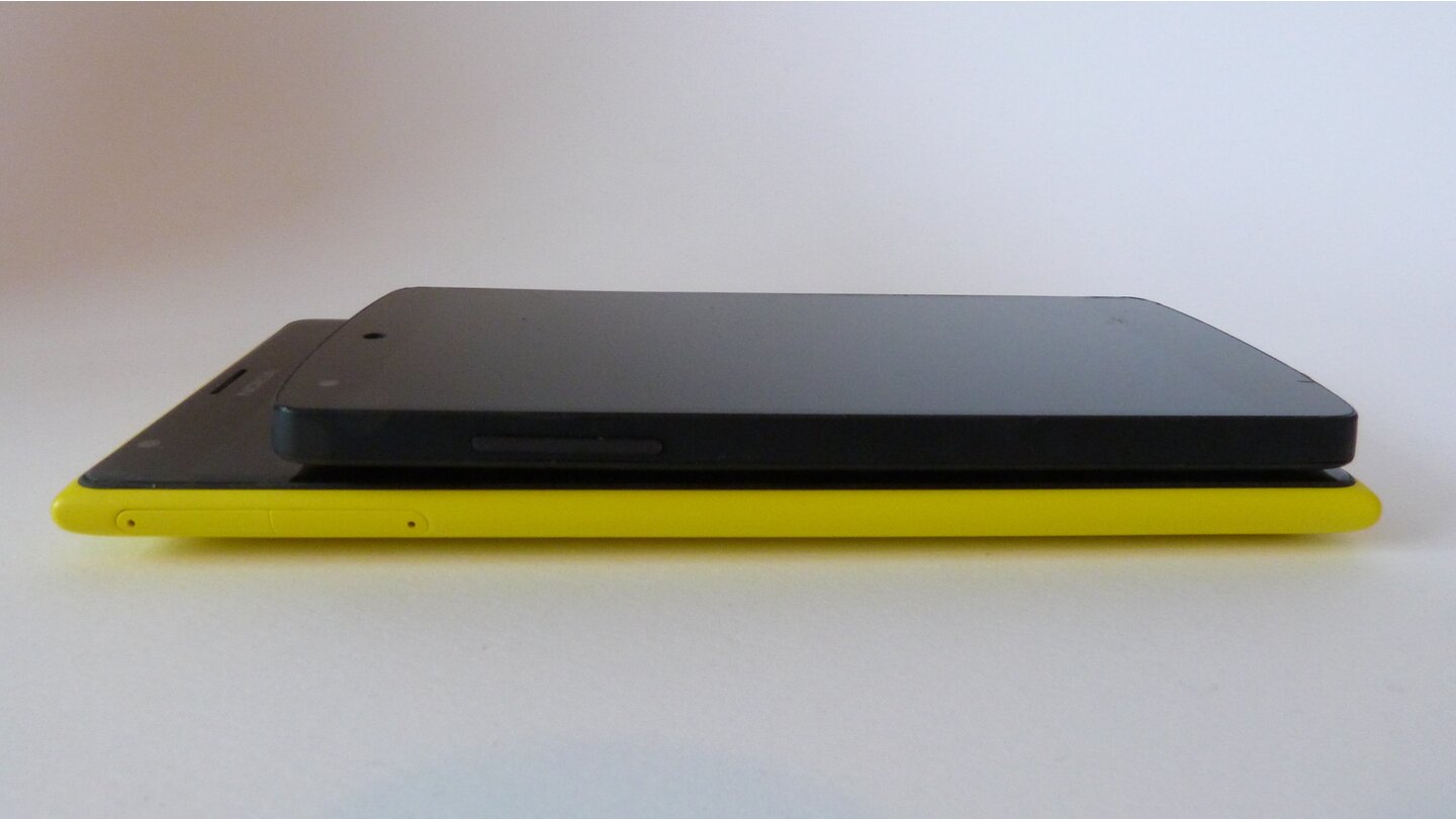 Nokia Lumia 1520 - Größenvergleich mit Nexus 5, liegend