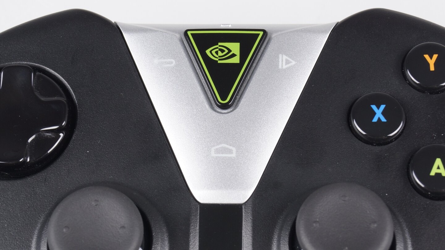 Über das berührungsempfindliche Nvidia-Logo in der Mitte verbinden Sie den Controller mit dem Shield Tablet und rufen den Shield Hub auf, drum herum sind die Tasten »Zurück«, »Home« und »Start« angeordnet.