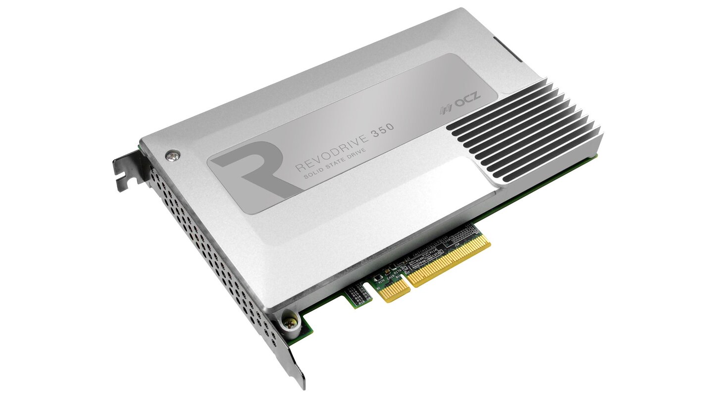 Die 960 GByte große OCZ RevoDrive 350 vereint gleich vier Controller auf einer Platine und kommt somit auf bis zu 1.800 MByte/s Transferrate.