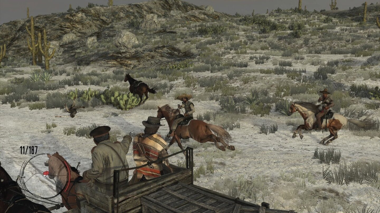 Red Dead Redemption (2010)
2010 erscheint Red Dead Redemption für die Xbox 360 und Playstation 3. Der geistige Nachfolger von Red Dead Revolver versetzt den Spieler in die Rolle von John und Jack Marston, die sich in einer offenen Wild-West-Welt mit Gesetzlosen anlegen. Im Third-Person-Kampfsystem des Spiels suchen wir Deckung und schießen so geschützt gezielt oder ungezielt auf unsere Widersacher. In brenzligen Situationen nutzen wir die Dead Eye-Zeitlupe, um mehrere Gegner auf einmal auszuschalten und selbst nicht getroffen zu werden. Multiplayerspiele für bis zu 16 Kontrahenten beginnen zuerst mit einem Revolverduell, das festlegt, welche Spieler sich ihre Spawnpunkte im Level selbst aussuchen dürfen. Die Erweiterung Undead Nightmare aus dem gleichen Jahr versetzt John Marston mitten in eine Zombieepidemie und erweitert den Multiplayer-Modus im einige neue Varianten, in denen wir beispielsweise zusammen mit drei anderen Spielen Wellen von Zombies abwehren.