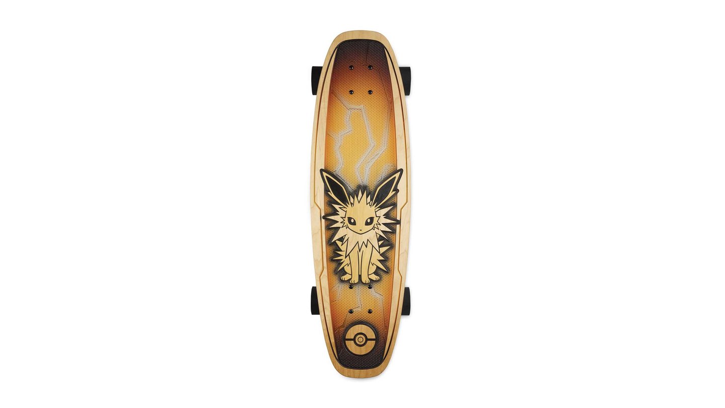 Blitza auf einem Skateboard.