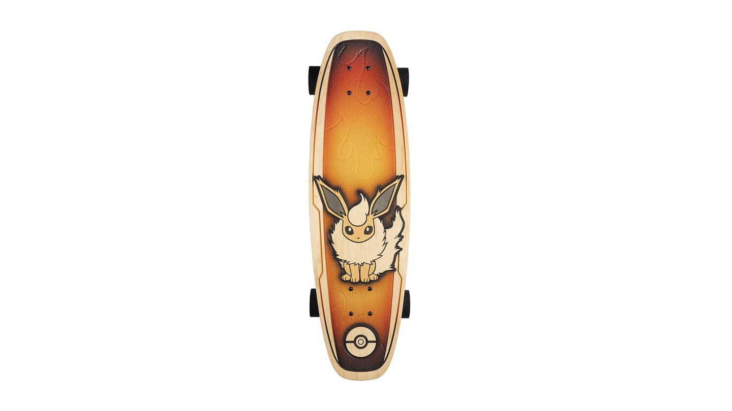 Flamara auf einem Skateboard.
