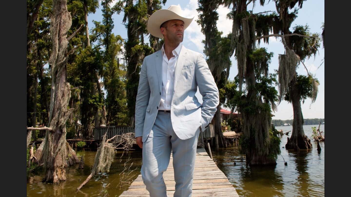 ParkerMit Cowboyhut und weißem Anzug: Parker macht einen auf reichen Texaner. Im Interview verrät Jason Statham, dass er seinen englischen Akzent im wahren Leben nie ablegen wird.